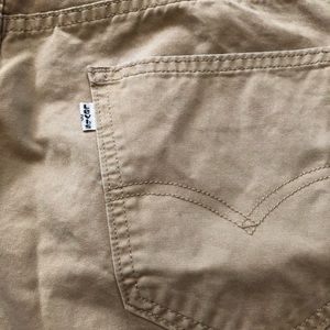 Khaki Levi’s 33w/32L